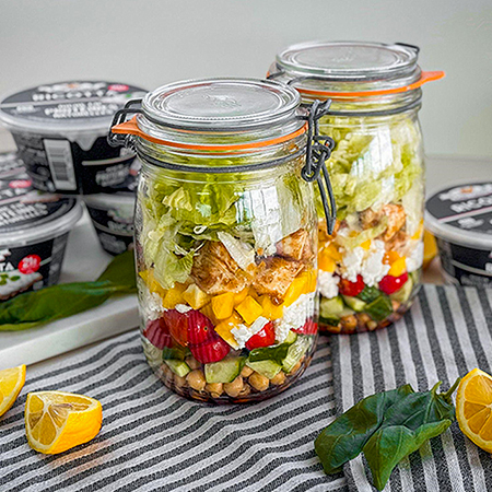 Comment faire pousser laitues et herbes aromatiques dans un simple bocal d’eau, sans avoir besoin d’un potager